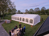 Opbouwen tent op sportpark 'Het Springer' (maandag 29 april 2024) (41/41)
